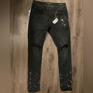 P001 LOW RISE SKINNY JEAN - Black Resin Knee Slit